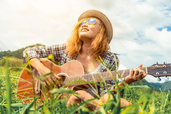 Glückliche Frau Spielt Gitarre Mit Naturhintergrund Musik Und Entspannungskonzept — Stockfoto