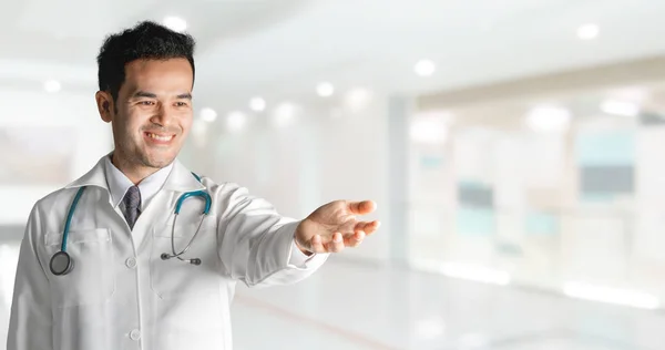 男医生在医院打开手掌 为您的文字和设计建立复制空间 医疗行业和医生服务 — 图库照片