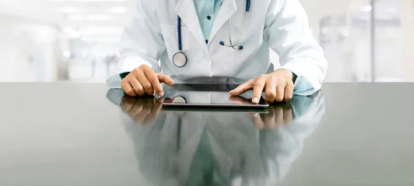 Médico con tableta en la oficina del hospital . —  Fotos de Stock