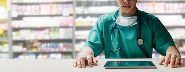 Medico Chirurgo Seduto Tavola Con Tablet Nell Ufficio Ospedaliero Personale — Foto Stock