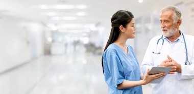 Genç Doktor hastanede çalışan kıdemli doktor. Tıbbi sağlık personeli ve doktor hizmeti.