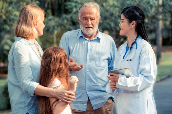 Feliz Familia Sana Médico Hablando Parque Concepto Servicio Personal Sanitario —  Fotos de Stock