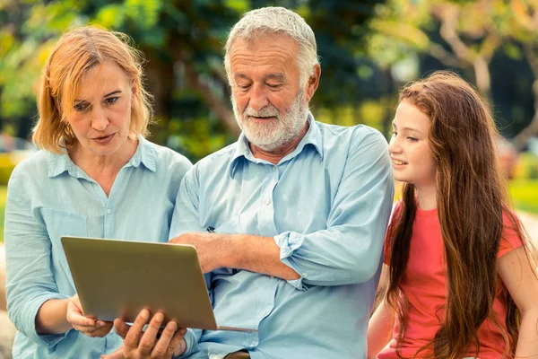 Família Feliz Usando Computador Portátil Juntos Parque Jardim Verão Conceito — Fotografia de Stock