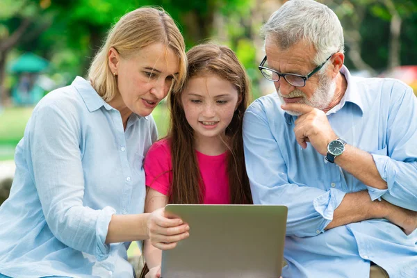 Família Feliz Usando Computador Portátil Juntos Parque Jardim Verão Conceito — Fotografia de Stock