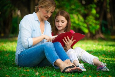 Rahat mutlu anne ve küçük çocuk kız açık havada genel Park. Ebeveyn ve çocuk kavramı.