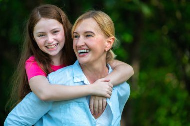 Rahat mutlu anne ve küçük çocuk kız açık havada genel Park. Ebeveyn ve çocuk kavramı.