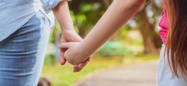 Rahat mutlu anne ve küçük çocuk kız açık havada genel Park. Ebeveyn ve çocuk kavramı.