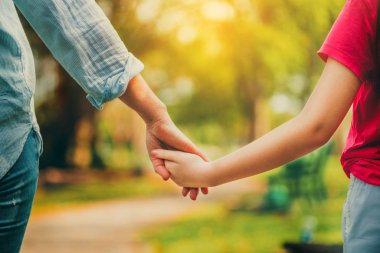 Rahat mutlu anne ve küçük çocuk kız açık havada genel Park. Ebeveyn ve çocuk kavramı.