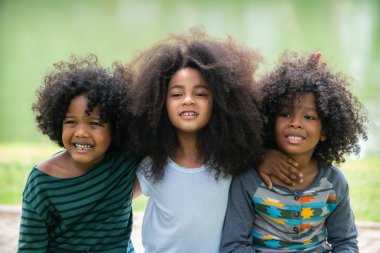 Okul Bahçesi oynayan mutlu Afro-Amerikan erkek ve kız çocuk grubu. Çocuklar dostluk ve eğitim kavramı.