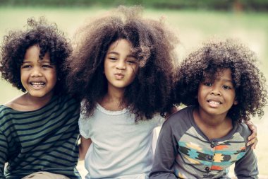 Okul Bahçesi oynayan mutlu Afro-Amerikan erkek ve kız çocuk grubu. Çocuklar dostluk ve eğitim kavramı.