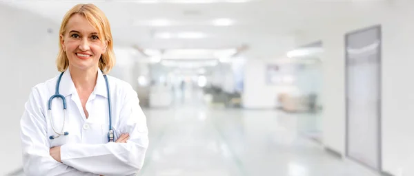 Kadın Kıdemli Doktor Hastanede Çalışıyor Tıbbi Sağlık Doktor Hizmeti — Stok fotoğraf