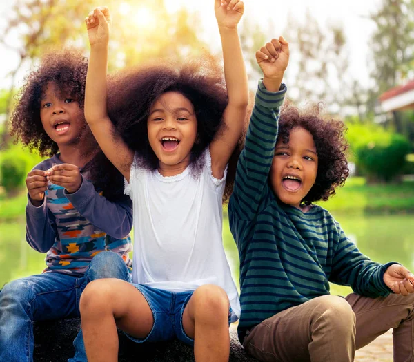 Glad African American Pojke Och Flicka Barn Gruppen Spelar Lekplatsen — Stockfoto