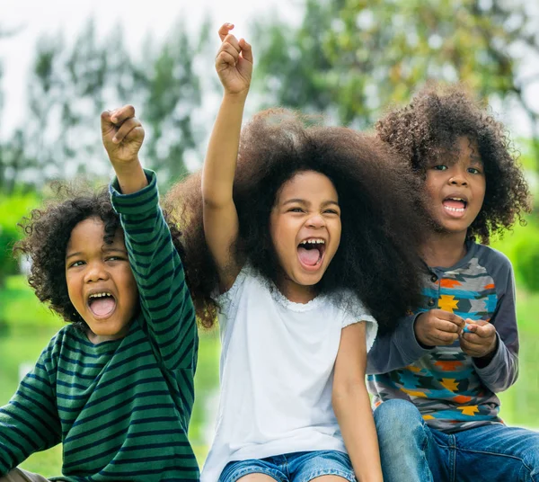 Щасливі Афро Американських Хлопчика Дівчинки Діти Гурт Який Грає Дитячому — стокове фото