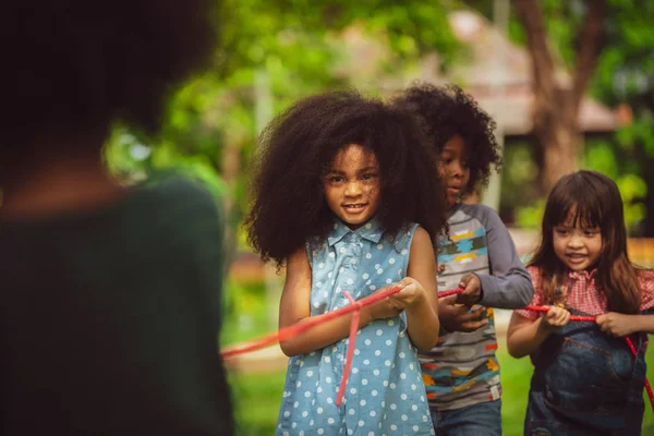 Щасливі Діти Грають Буксирі Війни Розважаються Під Час Літнього Кемпінгу — стокове фото