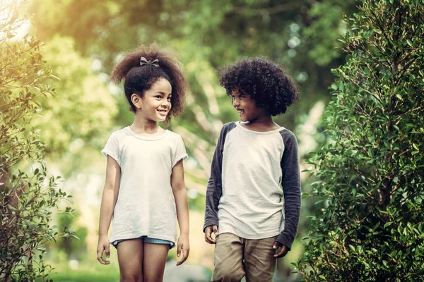 Gelukkig Weinig Jongen Meisje Het Park Twee Afro Amerikaanse Kinderen — Stockfoto