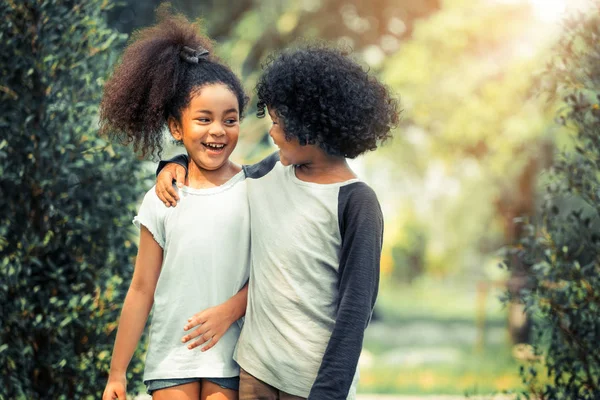 Menino Menina Felizes Parque Duas Crianças Afro Americanas Juntas Jardim — Fotografia de Stock