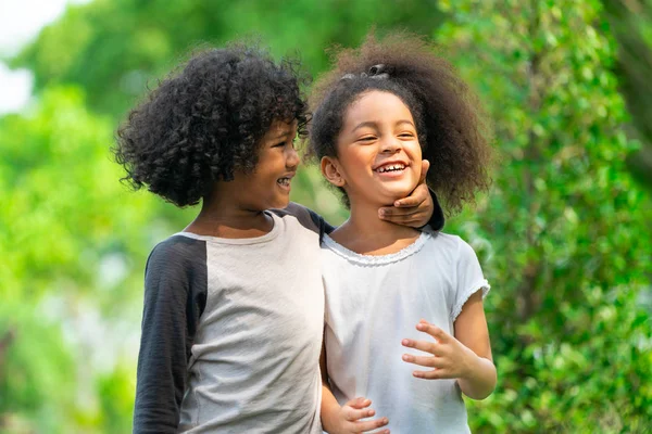 Ragazzino Ragazza Felici Nel Parco Due Bambini Afroamericani Insieme Giardino — Foto Stock