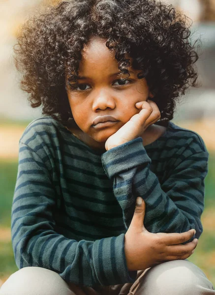 Malheureux Petit Afro Américain Ennuyé Assis Dans Parc Garçon Montrant — Photo