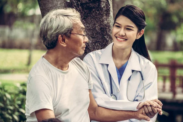 Medico Amichevole Che Prende Cura Dell Uomo Anziano Nel Giardino — Foto Stock