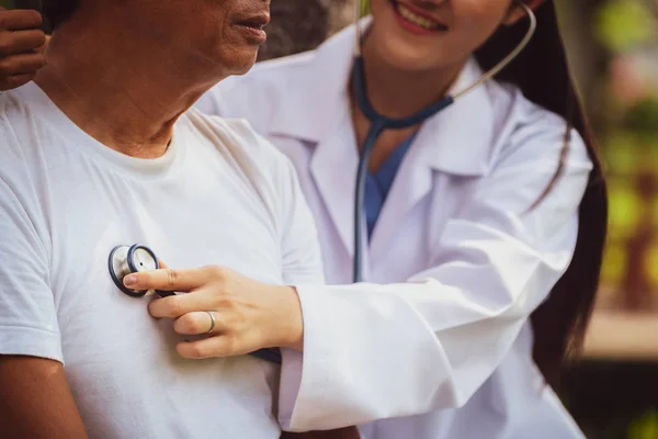 Amistoso Doctor Cuidando Hombre Mayor Jardín Del Hospital Concepto Servicio — Foto de Stock