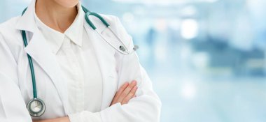 Hastane ofisinde çalışan kadın doktor. Sağlık ve doktor hizmetleri.