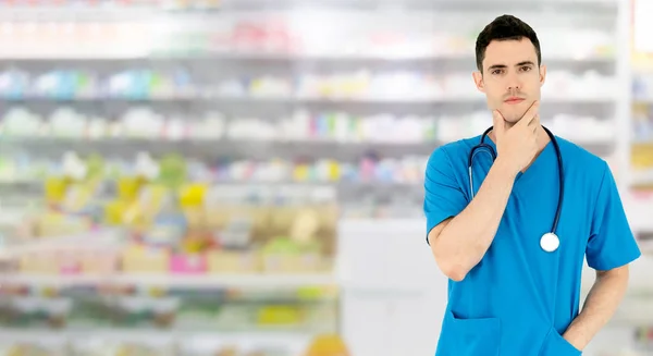 Fiatal Férfi Gyógyszerész Gyógyszertárban Dolgozik Egészségügyi Gyógyszerészeti Szolgáltatások — Stock Fotó
