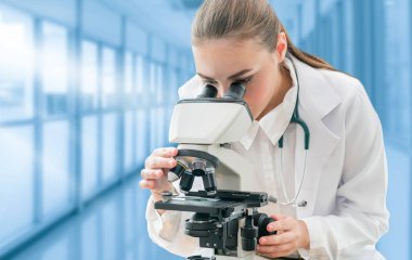 Bilim adamı araştırmacı laboratuarda mikroskop kullanarak. Tıbbi sağlık teknoloji ve ilaç araştırma ve geliştirme kavramı.