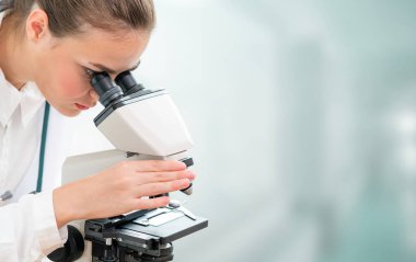 Bilim adamı araştırmacı laboratuarda mikroskop kullanarak. Tıbbi sağlık teknoloji ve ilaç araştırma ve geliştirme kavramı.