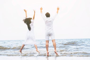 Mutlu çift balayı gidiş tropikal kum plaj yaz aylarında seyahat..