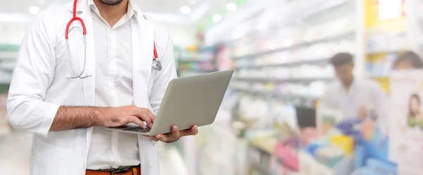 Farmacista Medico Che Utilizza Computer Portatile Nella Stanza Della Farmacia — Foto Stock