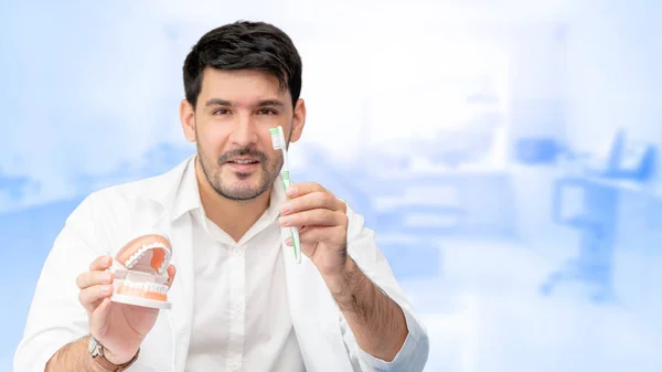 Jonge Mannelijke Tandarts Tandenborstel Gebit Tandheelkundige Kliniek Tonen Selectieve Aandacht — Stockfoto