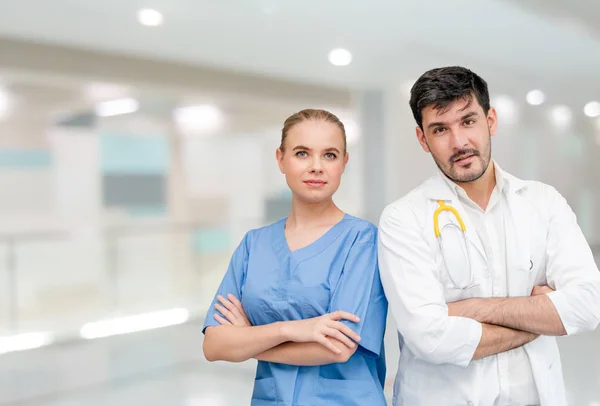 Orvosok Kórházi Irodában Dolgozik Egy Másik Orvos Egészségügyi Szolgáltatások — Stock Fotó