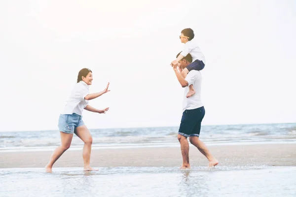 Família Feliz Pai Mãe Filho Vai Férias Uma Praia Areia — Fotografia de Stock