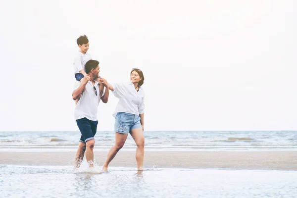 Família Feliz Pai Mãe Filho Vai Férias Uma Praia Areia — Fotografia de Stock