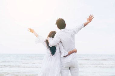 Mutlu çift balayı gidiş tropikal kum plaj yaz aylarında seyahat..