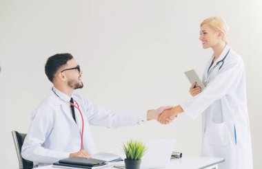 El sıkışma başarı ve profesyonel sağlık personeli ekip çalışması gösteren başka bir doktora veren hastanede doktor.