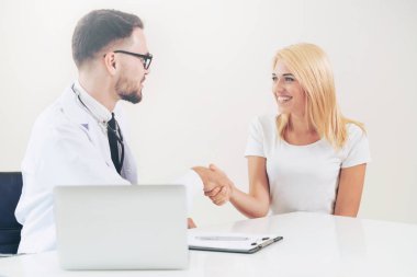 Erkek doktor hastane ofiste bayan hasta ile karşılıklı yapıyor. Sağlık ve tıbbi hizmet.