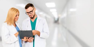 Hastanede başka bir doktorla çalışan bir doktor. Sağlık ve Sağlık Hizmetleri.