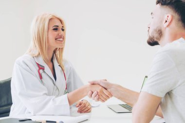 Kadın doktor hastane office odasında erkek hasta ile karşılıklı yapıyor. Sağlık ve Medikal hizmet meslekleri.