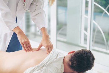 Kadın doktor hastane office erkek hastada inceliyor. Sağlık ve tıbbi hizmet.