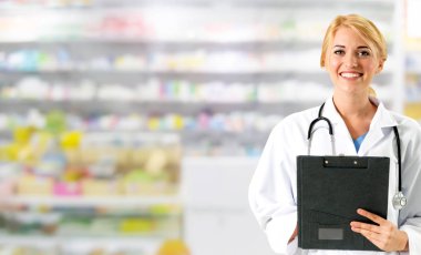 Eczanede çalışan kadın eczacı. Tıbbi doktor ve sağlık personeli hizmet.
