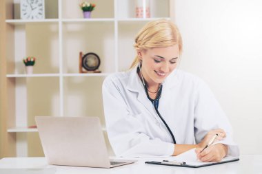 Genç kadın doktor hastane ofisinde çalışıyor. Tıbbi ve sağlık kavramı.