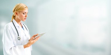 Hastanede tablet bilgisayar kullanan bir doktor. Sağlık ve doktor hizmetleri.