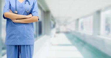 Hastane ofisindeki kadın doktor ya da hemşire. Sağlık sektörü ve doktor hizmetleri.