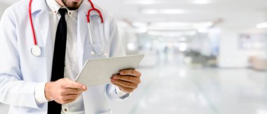 Hastanede tablet bilgisayar kullanan bir doktor. Sağlık ve doktor hizmetleri.