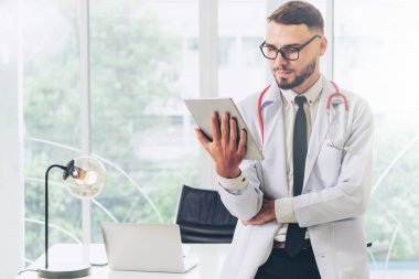 Doktor ofisinde hastanede tablet bilgisayarda çalışma. Tıbbi ve sağlık kavramı.