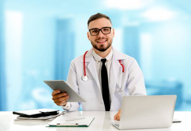 Hastanede tablet bilgisayar kullanan bir doktor. Sağlık ve doktor hizmetleri.