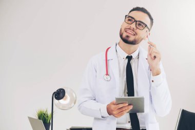 Doktor ofisinde hastanede tablet bilgisayarda çalışma. Tıbbi ve sağlık kavramı.