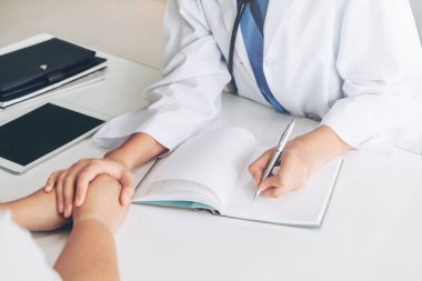 Kadın doktor hasta el hasta hastane office odaya sahiptir. Sağlık ve tıbbi hizmet.