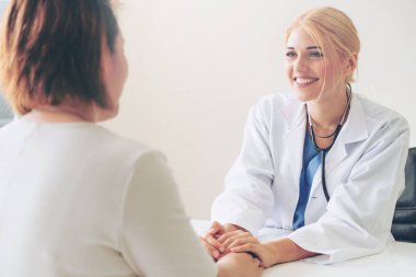 Kadın doktor hasta el hasta hastane office odaya sahiptir. Sağlık ve tıbbi hizmet.